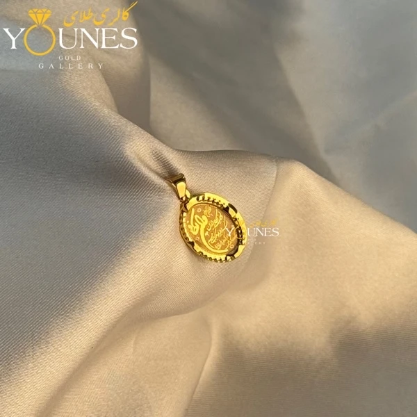تصویر دوم آویز وان یکاد بیضی طلا